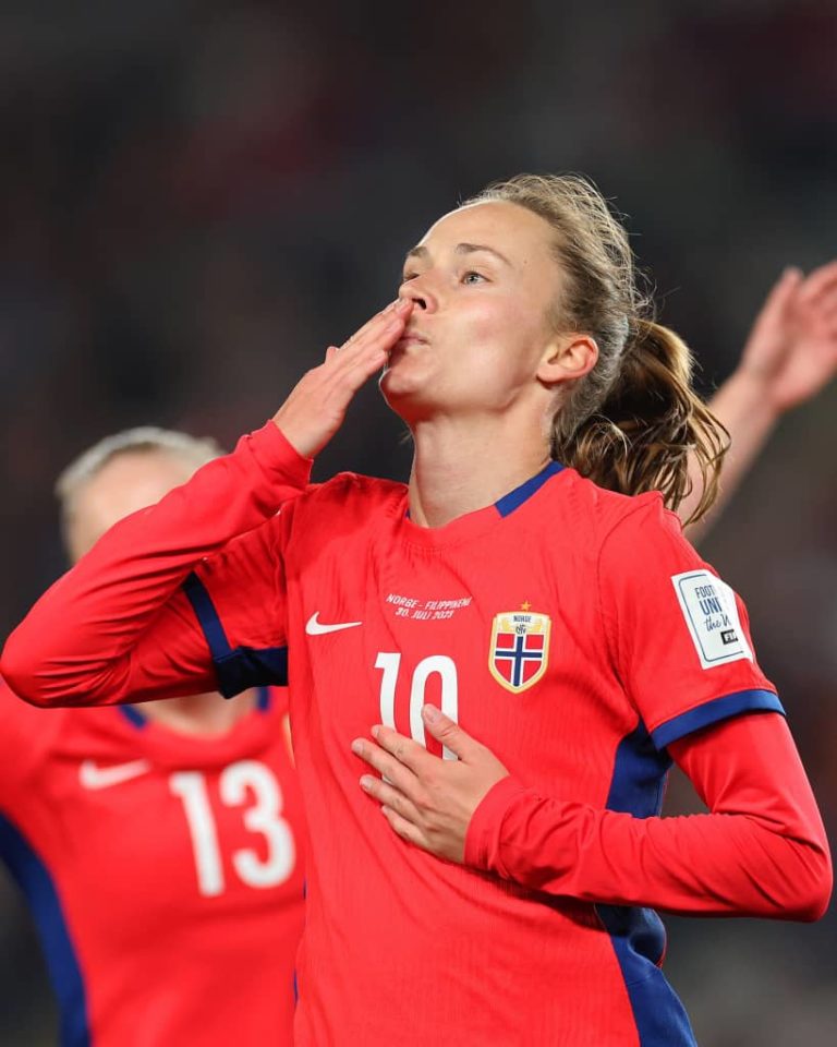 Caroline Graham Hansen scores for Norway