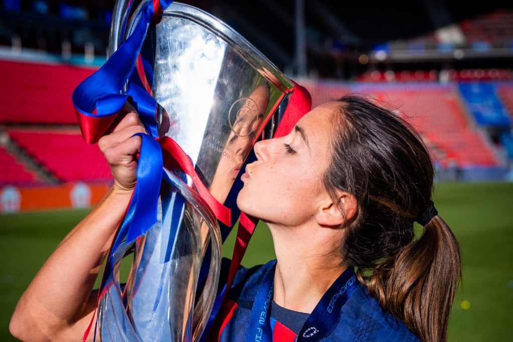 Aitana Bonmati kissing the UEFA Women's Champions League trophy