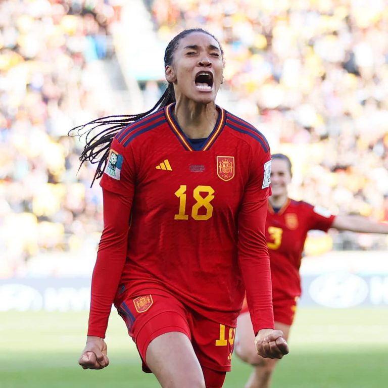 Salma Paralluelo celebrates her goal against the Netherlands