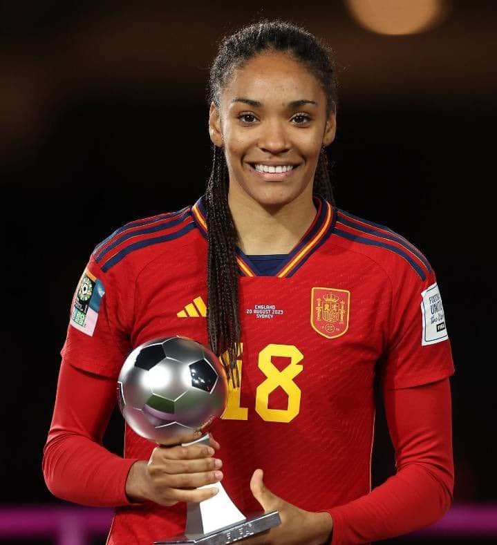 Salma Paralluelo with the Best Young Player Award