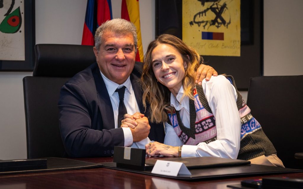 Mapi Leon and Joan Laporta signing the defender's contract extension